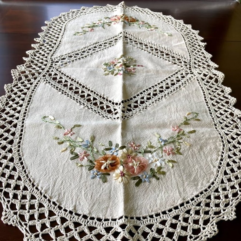 NWOT Handmade Linen Crochet Oval Table Runner
